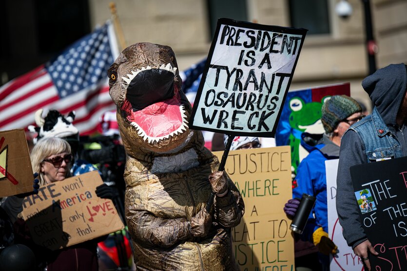 Ein als Tyrannus Saurus Rex verkleideter Demonstrierender beim „No Kings Day“ in Cheyenne vor dem Wyoming State Capital