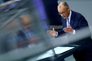 Bundeskanzler Friedrch Merz am Rednerpult im Bundestag