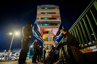 Von der Polizei geräumte AKtivisten sitzen vor dem Bierpinsel