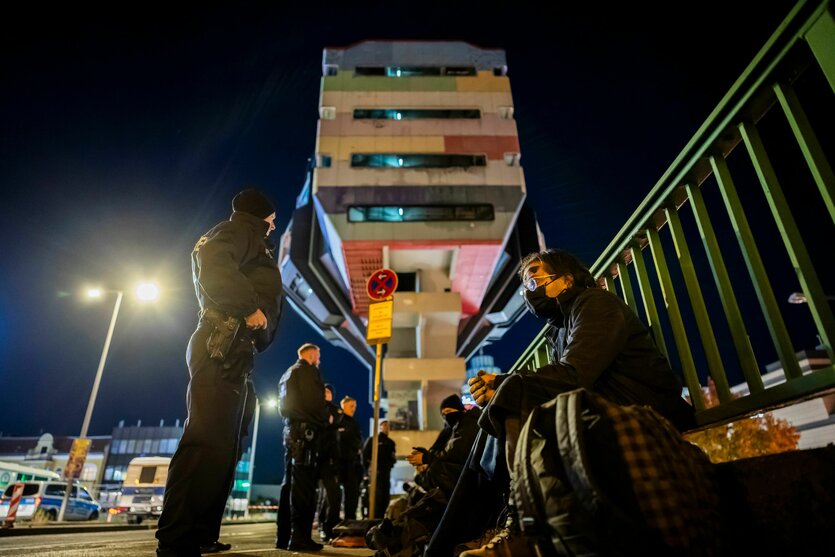 Von der Polizei geräumte AKtivisten sitzen vor dem Bierpinsel