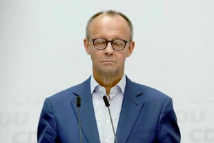 Friedrich Merz steht hinter einem Mikrofon in der CDU-Zentrale und schließt die Augen