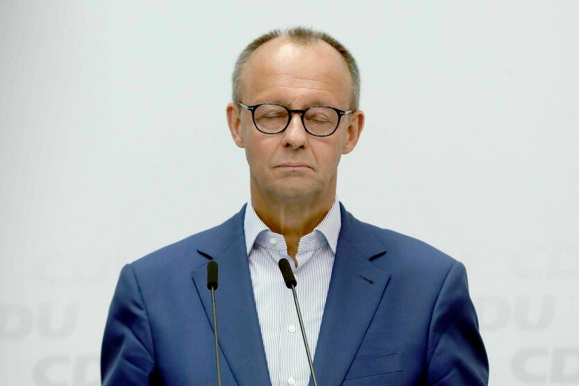 Friedrich Merz steht hinter einem Mikrofon in der CDU-Zentrale und schließt die Augen