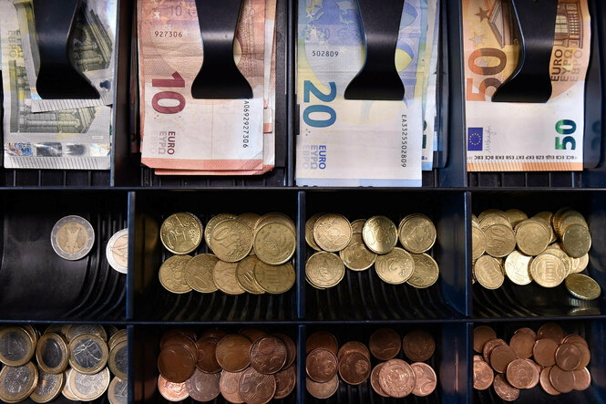 Kasse mit Geld