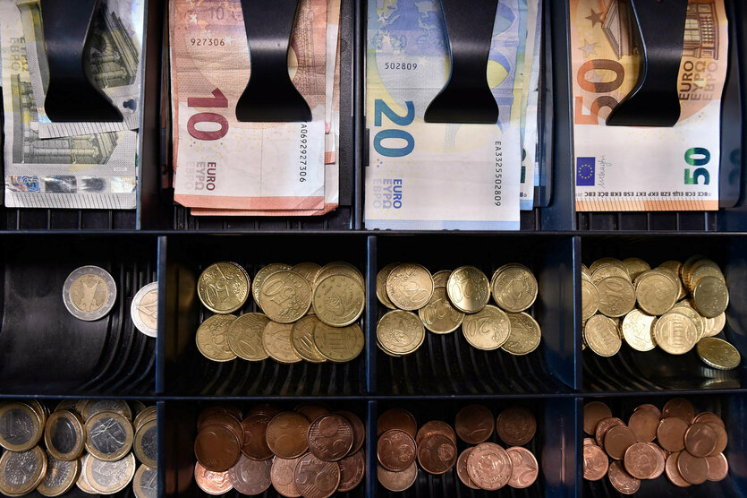 Kasse mit Geld