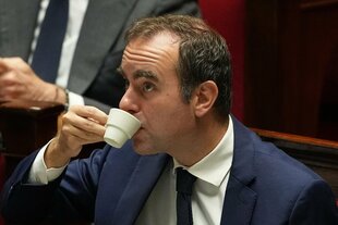 Lecornu trinkt einen Espresso