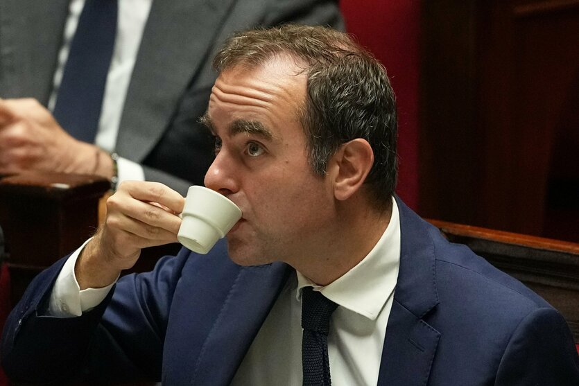 Lecornu trinkt einen Espresso