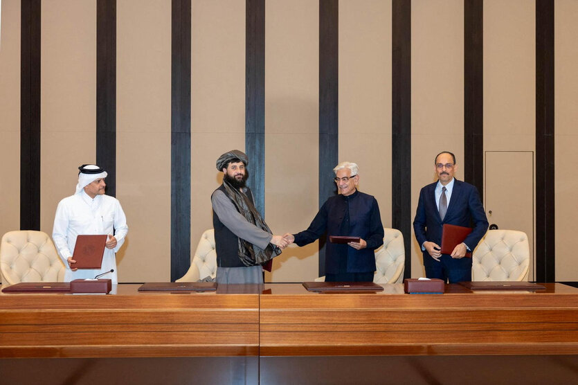 Die Verteidigungsminister beider Länder reichen sich bei der Unterzeichnung der erneuten Waffenruhe am Sonntag in Katars Hauptstadt Doha die Hand
