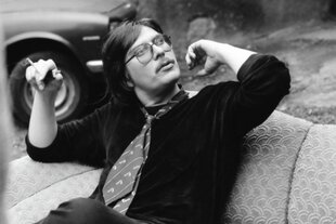 Alfred Hilsberg mit Fluppe und Schlipps auf einem Sofa in Herford, 1980