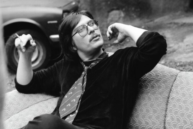 Alfred Hilsberg mit Fluppe und Schlipps auf einem Sofa in Herford, 1980