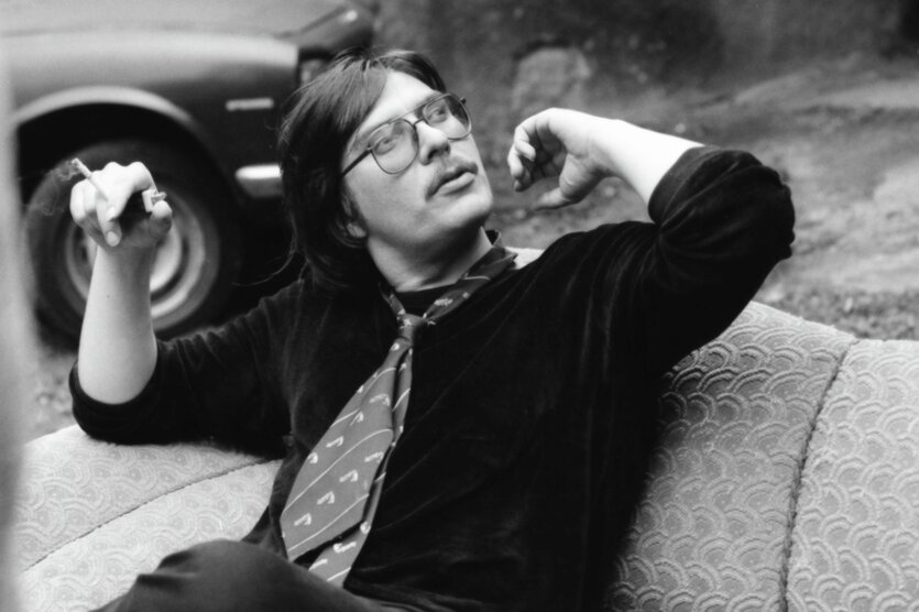 Alfred Hilsberg mit Fluppe und Schlipps auf einem Sofa in Herford, 1980