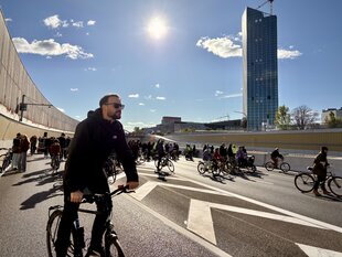 Radfahrende auf einer Autobahn