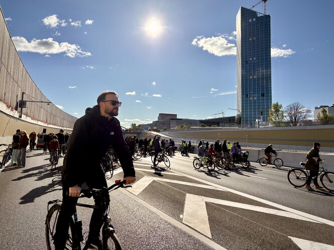 Radfahrende auf einer Autobahn