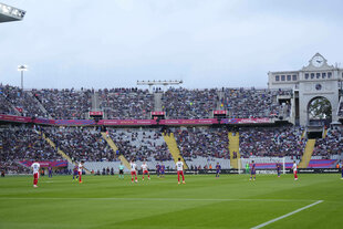 Das Olympiastadion in Barcelona und stehende Spieler auf dem Rasen