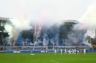 Nebelschwaden steigen von Zuschauertribüne auf