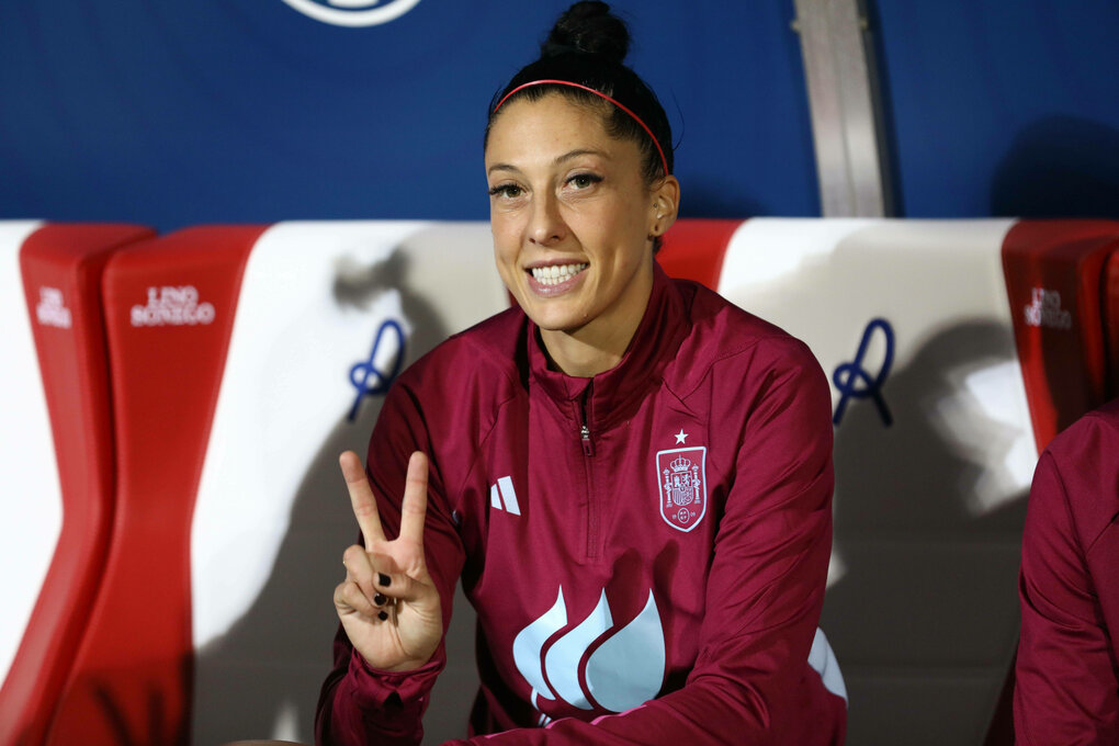 Jenifer Hermoso mit streckt Zeige und Mittelfinger hoch
