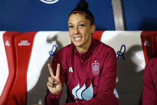 Jenifer Hermoso mit streckt Zeige und Mittelfinger hoch