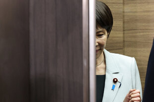 Sanae Takaichi, die Chefin von Japans ewiger Regierungspartei LDP , in einem Fahrstuhl der Parteizentrale in Tokio