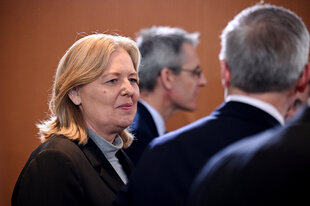 Bärbel Bas steht im Kabinett neben Kollegen