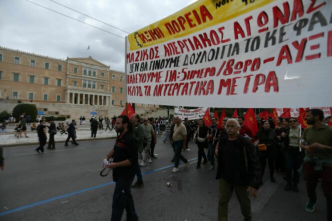 Gewerkschafter demonstrieren am vergangenen Dienstag in Athen gegen die Arbeitszeitreform und fordern höhere Löhne