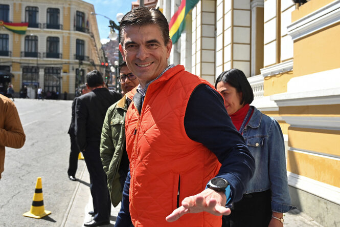 Rodrigo Paz Pereira mit roter Weste lächelt in die Kamera