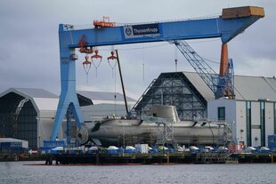 Ein im Bau befindliches U-Boot liegt in der Werft von ThyssenKrupp Marine Systems