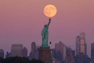 Blutmond über der Freiheitsstaue in New York