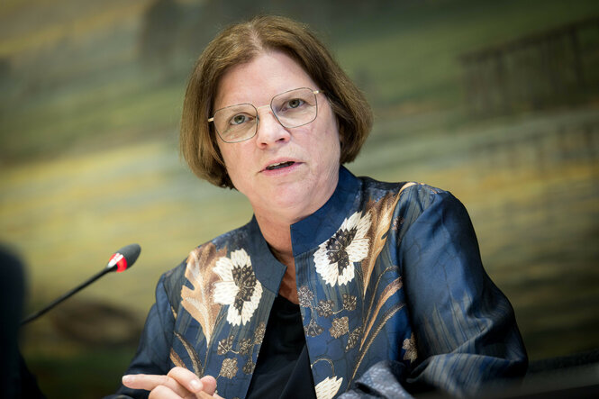 Kristina Vogt spricht auf einer Pressekonferenz