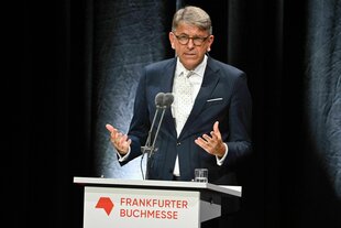 Ein Mann steht an einem Rednerpult