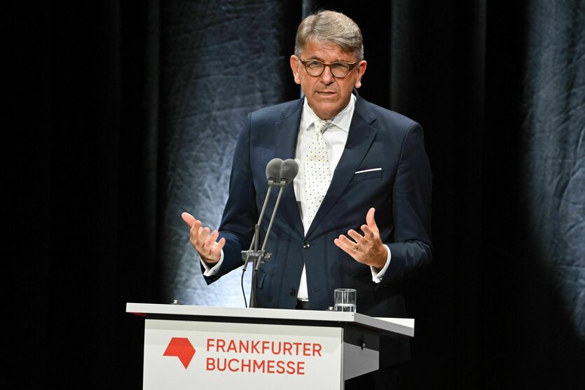 Ein Mann steht an einem Rednerpult