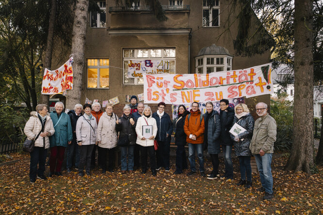 Eine Gruppe Menschen vor Bannern