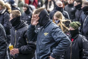 Junge Teilnehmer einer rechtsextremen Demo