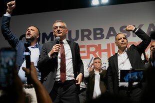 Wahlsieger Tufan Erhürman jubelt nach seinem Wahlerfolg