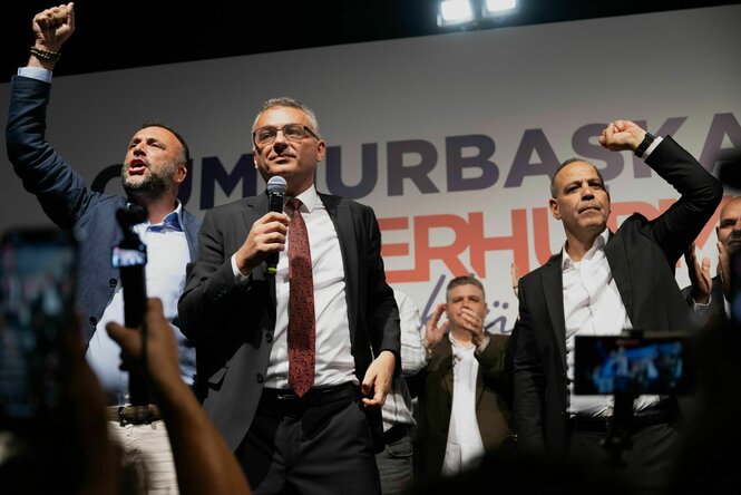 Wahlsieger Tufan Erhürman jubelt nach seinem Wahlerfolg