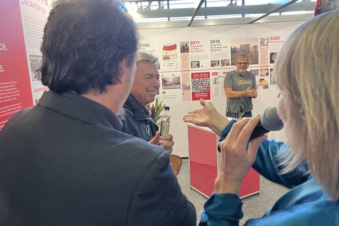 Buchmesse Wahrheitklub Szene mit Teilnehmenden