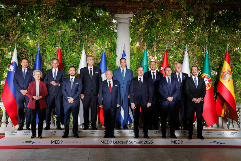 Menschen ordentlich aufgestellt für ein Gruppenfoto