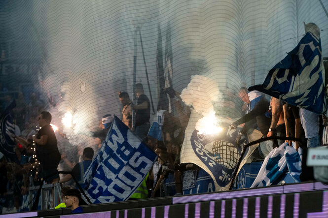 Fans des Karlsruher SC zünden pyrotechnische Erzeugnisse