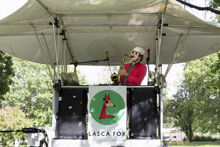 Ein Mann mit einem Saxofon: Multiinstrumentalist Lasca Fox bei seinem Auftritt im Britzer Garten in Berlin-Schöneberg