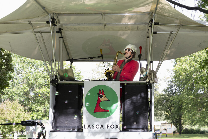 Ein Mann mit einem Saxofon: Multiinstrumentalist Lasca Fox bei seinem Auftritt im Britzer Garten in Berlin-Schöneberg