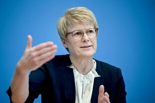 Wirtschaftsweise Veronika Grimm bei einer Pressekonferenz
