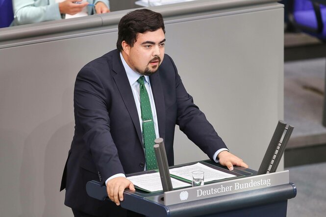 Ein Mann, Niklas Wagener, spricht an einem Rednerpult