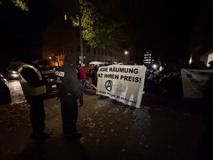 Polizisten gewährleisten den Schutz einer Versammlung in der Nähe eines Protestes gegen geplante Räumung teils besetzter Häuser in der Habersaathstraße.