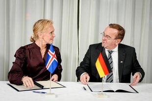 Þorgerður Gunnarsdóttir, Außenministerin von Island, sitzt neben Boris Pistorius (SPD), deutscher Verteidigungsminister