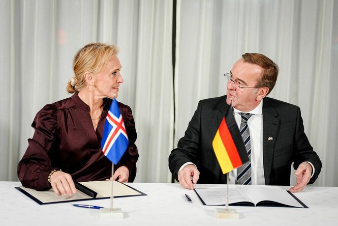 Þorgerður Gunnarsdóttir, Außenministerin von Island, sitzt neben Boris Pistorius (SPD), deutscher Verteidigungsminister