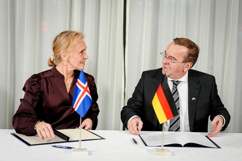 Þorgerður Gunnarsdóttir, Außenministerin von Island, sitzt neben Boris Pistorius (SPD), deutscher Verteidigungsminister