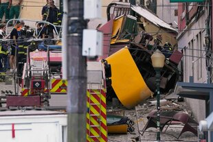 Rettungskräfte arbeiten an der Stelle, an der eine Standseilbahn entgleist ist
