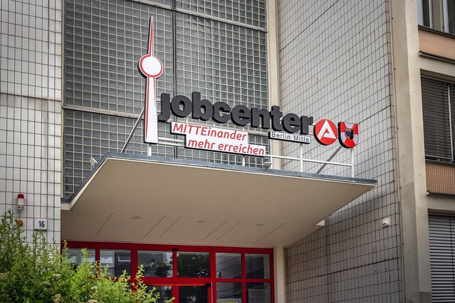 Der Eingang vom Jobcenter in Berlin Wedding