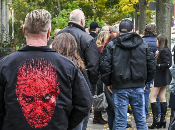 Eine lange Schlange von Fans steht bei der Autogrammstunde von Rammstein-Sänger Till Lindemann und Unternehmer Joey Kelly an.