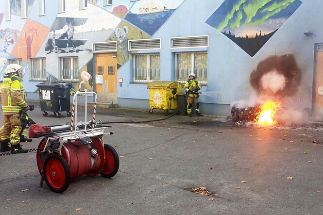 Feuerwehr löscht einen Brand
