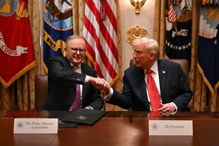 US-Präsident Donald Trump (r) und der australische Premierminister Anthony Albanese schütteln sich nach der Unterzeichnung eines Abkommens über seltene Erden die Hände im Weißen Haus in Washington.