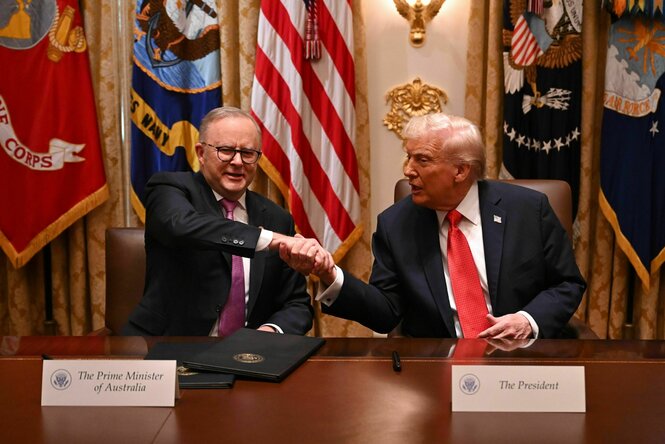 US-Präsident Donald Trump (r) und der australische Premierminister Anthony Albanese schütteln sich nach der Unterzeichnung eines Abkommens über seltene Erden die Hände im Weißen Haus in Washington.
